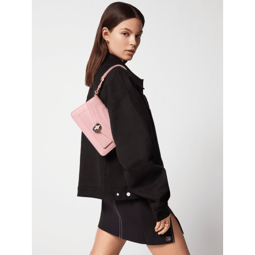 Serpenti Forever East-West small shoulder bag in primrose quartz pink calf leather, with heather amethyst pink grosgrain lining. Captivating magnetic snakehead closure in light gold-plated brass embellished with black and white agate enamel scales and black onyx eyes. 1237-Cla image 4