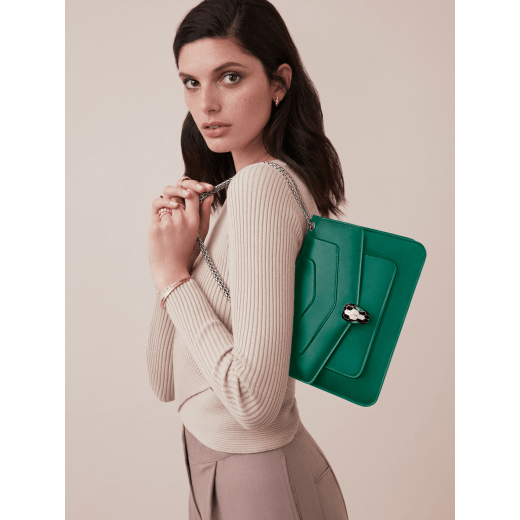 Serpenti Forever medium shoulder bag in black calf leather with emerald green grosgrain lining. Captivating snakehead closure in light gold-plated brass embellished with black and white agate enamel scales and green malachite eyes. 1077-CLa image 5