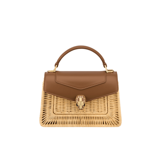 Mini borsa a mano Serpenti Forever in vimini marrone diaspro del deserto con dettagli in vitello marrone diaspro del deserto e fodera in nappa marrone diaspro del deserto. Accattivante chiusura magnetica Serpenti in ottone placcato oro con squame in smalto marrone diaspro del deserto e ottone placcato oro e occhi in onice nera. 294675 image 1