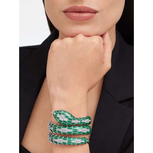 Serpenti Misteriosi High Jewellery secret watch with mechanical manufacture micro-movement with manual winding, 18 kt white gold case and bracelet with green lacquer, brilliant-cut diamonds and two pear-cut emeralds, with pavé-set diamond dial. 103560 image 5