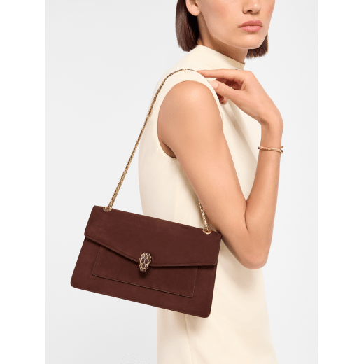 Borsa a spalla media Serpenti Forever in nabuk marrone castagna con fodera in nappa marrone castagna. Accattivante chiusura magnetica Serpenti in ottone placcato oro con squame in smalto marrone castagna e occhi in onice nera. 295078 image 1