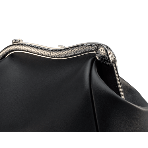 Serpentine medium pouch in black smooth calf leather with emerald green nappa leather lining. Captivating snake body-shaped frame in dark ruthenium-plated brass embellished with engraved scales and red enamel eyes on one side and a black smooth calf leather insert on the other, and a press button closure. SRN-1226 image 5