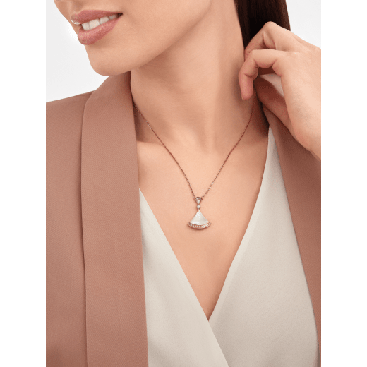 DIVAS' DREAM 18 kt rose gold necklace set with mother of pearl elements, a round brilliant-cut diamond and pavé diamonds 356452 image 3