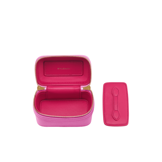 Serpenti Forever mini jewellery box bag in grained, amaranth garnet red Urban calf leather. Captivating snakehead zip pulls and light gold-plated brass chain embellishment. SEA-NANOJWLRYBOX image 5