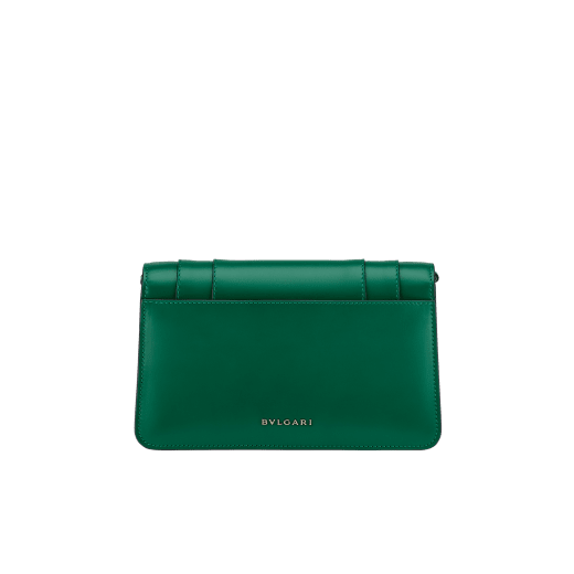 Petit sac porté épaule Serpenti Forever East-West en cuir de veau noir avec doublure grainée vert Émeraude. Il est doté d’un captivant fermoir magnétique Serpenti en laiton doré rehaussé d’écailles en émail noir et couleur blanc Agate avec des yeux verts en malachite. 1237-CLa image 3