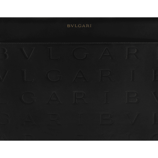 Bulgari Logo系列黑色小牛皮中号托特包，包身烫印Infinitum图案，搭配水鸭色托帕石绿色罗缎衬里。浅金镀金黄铜配饰和磁扣。 BVL-1251M-ICL image 4