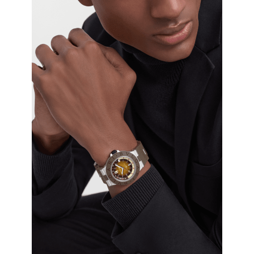 Bvlgari Aluminium GMT x Fender® 腕錶，搭載機械機芯，自動上鍊，GMT 24 小時顯示，錶徑 40 公釐，鋁合金錶殼，棕色橡膠錶圈和錶帶，棕色和奶油色漸層錶盤。全球限量 1,200 只。 104117 image 1