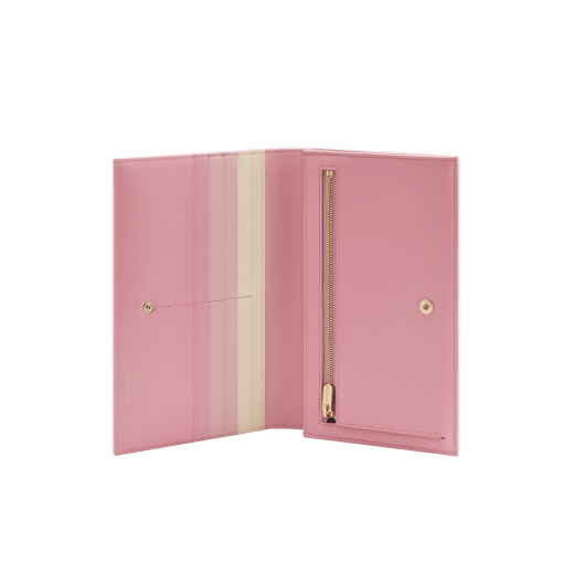 Serpenti Forever compact wallet in primrose quartz pink Metropolitan calf leather with flamingo quartz pink nappa leather interior and inner nappa leather details in shades of flamingo quartz pink, primrose quartz pink and ivory opal. Captivating snakehead press-stud closure in light gold-plated brass embellished with red enamel eyes. SEA-POCHETTECOMP image 2