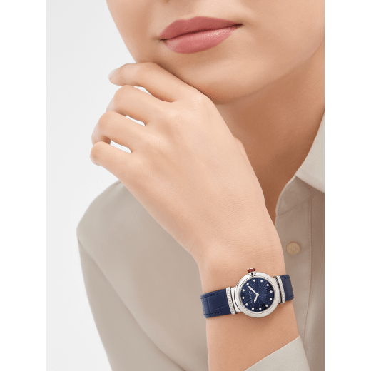 Montre LVCEA avec boîtier en acier inoxydable, maillons en acier inoxydable sertis de diamants taille brillant, cadran avec marqueterie d’aventurine bleue, 12 index sertis de diamants et bracelet en alligator bleu. Étanche jusqu’à 50 mètres. 103617 image 2