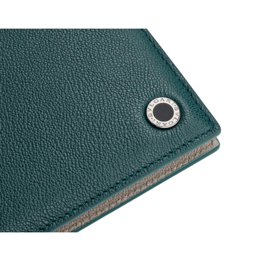Компактный бумажник Bvlgari Bvlgari Man Hipster, зерненая кожа теленка цвета изумрудной зелени с узором Urban, внутренняя отделка из зерненой кожи теленка серого цвета оттенка туманного опала с узором Urban. Фирменный декор из латуни с покрытием из темного рутения, отделка из матовой черной эмали, складная конструкция. BBM-WLT2FASYMb image 4