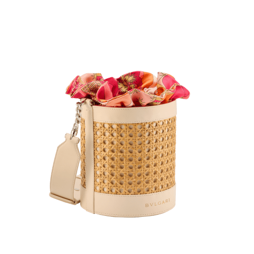 Serpenti Forever medium bucket bag in natural Vienna straw with ivory opal calf leather details. Detachable satin satchel with multicoloured print outside and beetroot spinel fuchsia inside, and drawstring closure with captivating snakeheads in light gold-plated brass. 292075 image 2