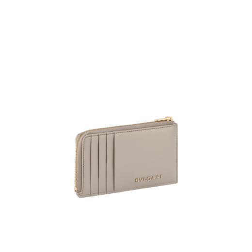 Serpenti Forever folded card holder in light gold Striated calf leather with linen agate nappa leather interior. Captivating snakehead décor in light gold-plated brass embellished with champagne enamel and light gold-plated brass scales, and black enamel eyes. SEA-CC-HOLD-ZIP-R image 3