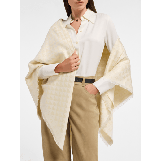 Foulard Calla Mosaic in pregiato tessuto di seta e lana bianco oro. Composizione: 48% seta, 31% lana, 15% viscosa e 6% poliestere. CALLAMOSAIC-SQ image 1