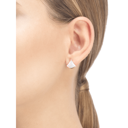 Les boucles d'oreilles DIVAS' DREAM révèlent l'élégance raffinée de chaque diva grâce à la pureté de leur silhouette féminine et à l'éclat somptueux de la nacre et du pavé diamants. 352600 image 4