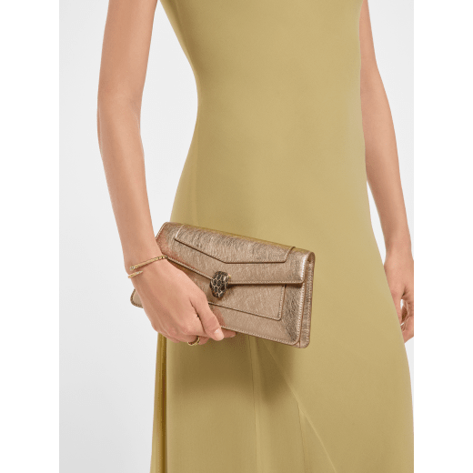 Serpenti Forever clutch in light gold striated calf leather with crystal rose nappa leather lining. Captivating snakehead magnetic closure in light gold-plated brass embellished with pavé-set black zirconia stones, and black onyx eyes. 295468 image 1