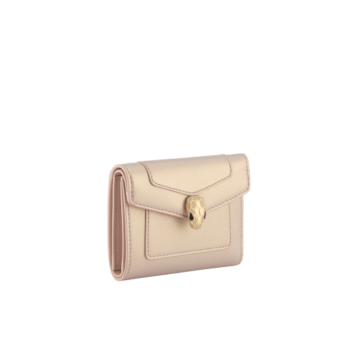Portefeuille compact Serpenti Forever en cuir d’agneau Space couleur or rose avec intérieur en cuir nappa couleur rose cristal. Captivant fermoir à bouton-pression Serpenti en laiton doré rehaussé d’écailles en émail couleur or rose et laiton doré et d’yeux en émail noir. 295585 image 1