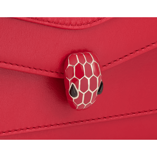 Serpenti Forever chain wallet in amaranth garnet red calf leather and flamingo quartz pink nappa leather interior. Captivating light gold-plated brass snakehead magnetic closure embellished with matt and shiny amaranth garnet red enamel scales and black onyx eyes. SEA-CHAINPOCHETTE-LCL image 4