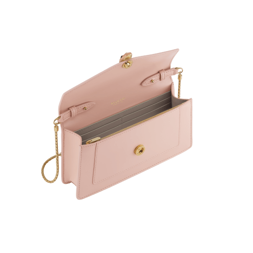 Serpenti Forever chain pochette in Perla White calf leather with crystal rose nappa leather lining. Captivating snakehead magnetic closure in gold-plated brass embellished with Perla White enamel and gold-plated scales, and black onyx eyes. SEA-CHPOCHETTER image 2