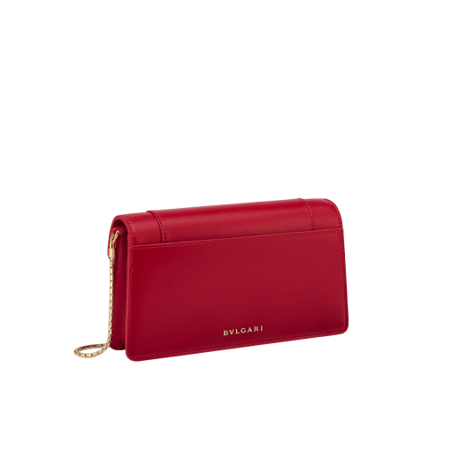 Serpenti Forever chain pochette in Perla White calf leather with crystal rose nappa leather lining. Captivating snakehead magnetic closure in gold-plated brass embellished with Perla White enamel and gold-plated scales, and black onyx eyes. SEA-CHPOCHETTER image 3