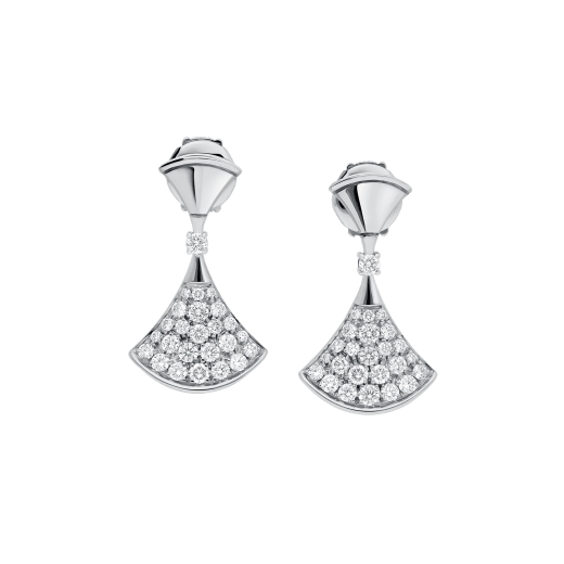 Los pendientes DIVAS' DREAM, deslumbrantes gracias a la pureza de sus formas femeninas y el hermoso brillo del pavé de diamantes, revelan la refinada elegancia de cada diva. 351100 image 1