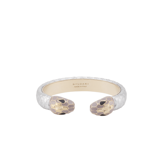 Serpenti Forever 手鐲，採用淡金色黃銅材質，鑲飾銀色 Molten 水蛇皮。迷人的對向蛇頭元素飾以霧灰色琺瑯、淡金色黃銅蛇鱗與黑色琺瑯蛇眼。 BRACLT-SP-CONTR-ExLG image 1