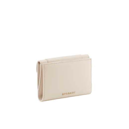 Portafoglio compatto Serpenti Forever in vitello Striated oro chiaro con interno in nappa agata beige. Accattivante chiusura a pressione Serpenti in ottone placcato oro chiaro con squame in smalto champagne e ottone placcato oro chiaro e occhi in smalto nero. SEA-FLAP-POCHETTER image 2