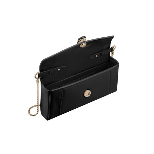 Custodia per smartphone Serpenti Forever in vitello bianco diamante scintillante con fodera in nappa verde smeraldo. Accattivante chiusura magnetica Serpenti in ottone placcato palladio con squame in smalto bianco e ottone placcato palladio e occhi in onice nera. SEA-PHONEPOUCH image 2