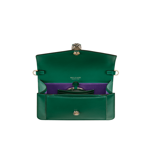 Petit sac porté épaule Serpenti Forever East-West en cuir de veau noir avec doublure grainée vert Émeraude. Il est doté d’un captivant fermoir magnétique Serpenti en laiton doré rehaussé d’écailles en émail noir et couleur blanc Agate avec des yeux verts en malachite. 1237-CLa image 4