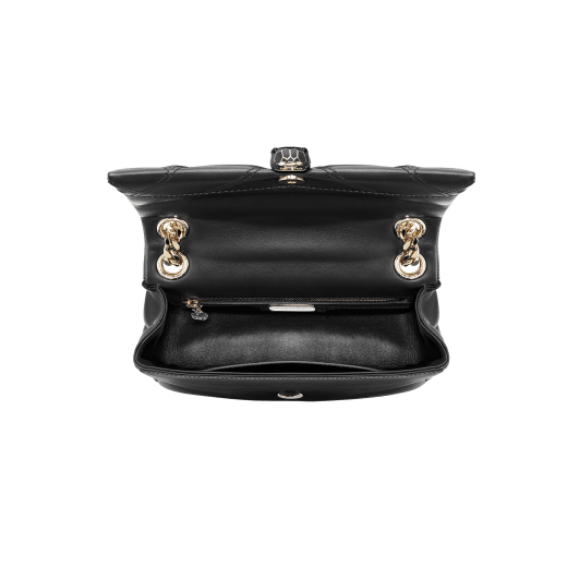 Kleine Serpenti Cabochon Schultertasche aus achatweißem weichen Kalbsleder mit Matelassé-Muster und Futter aus schwarzem Nappaleder. Faszinierender Schlangenkopf-Verschluss aus hell vergoldetem Messing mit Schuppen aus glänzend schwarzer und achatweißer Emaille sowie Augen aus schwarzem Onyx. 1094-NSM image 4