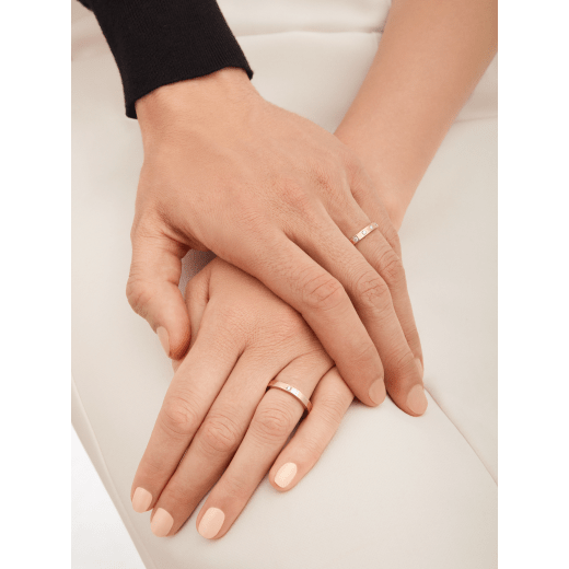 Marryme Eheringe aus 18 Karat Roségold, einer mit einem Diamanten und der andere mit fünf Diamanten besetzt. Ein zeitloses Ring-Set für Paare, das unverwechselbares Design mit ultimativer Kostbarkeit verschmelzen lässt. MARRYME-COUPLES-RINGS-4 image 2