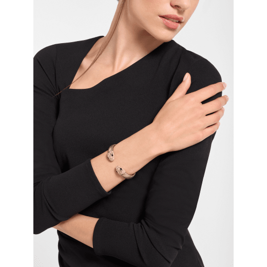 Bracciale rigido Serpenti Forever in ottone placcato oro chiaro con inserti in vitello Striated oro chiaro. Accattivante motivo Serpenti contraire con squame in smalto champagne e ottone placcato oro chiaro e occhi in smalto nero. BRAC-CONTR-PUREKARb image 1