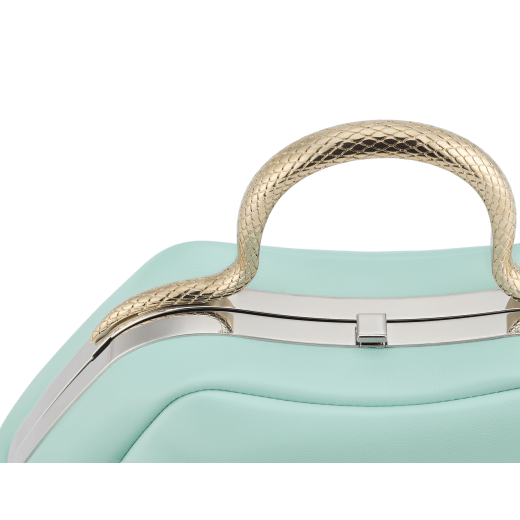 Sac à main Serpentine mini modèle en cuir de veau lisse noir avec doublure en cuir nappa vert émeraude. Poignée supérieure en forme de serpent en laiton doré, ornée d'écailles gravées et d'yeux en émail rouge. Fermoir à bouton-pression et détails en laiton doré. SRN-1291 image 6