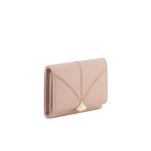 Portafoglio compatto Divas' Dream in pelle di capra rosa chiaro con interno in nappa rosa cristallo. Iconica chiusura con bottone a pressione in ottone placcato oro. DIVA-SLIMCOMPACT image 1