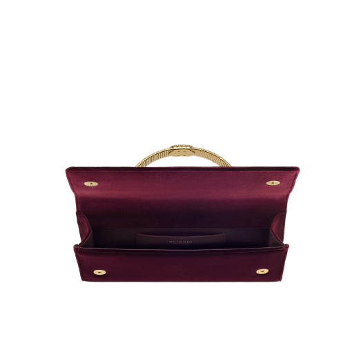 Pochette de soirée Bvlgari Tubogas en velours prune nuit avec doublure en cuir nappa de la même couleur. Poignée Tubogas emblématique en laiton doré ornée de zircones et d’un fermoir magnétique. 295712 image 3