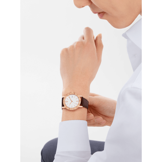 Bvlgari Bvlgari 腕錶，搭載自製機械自動機芯，18K 玫瑰金錶殼，錶圈鐫刻雙品牌標誌，白色蛋白石錶盤，棕色鱷魚皮錶帶。防水深度 50 公尺。 103968 image 2