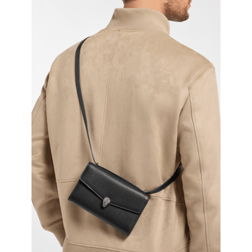 Custodia per smartphone Serpenti Forever in vitello Metropolitan nero con fodera in nappa nera. Accattivante chiusura magnetica Serpenti in ottone placcato rutenio scuro. 294663 image 2