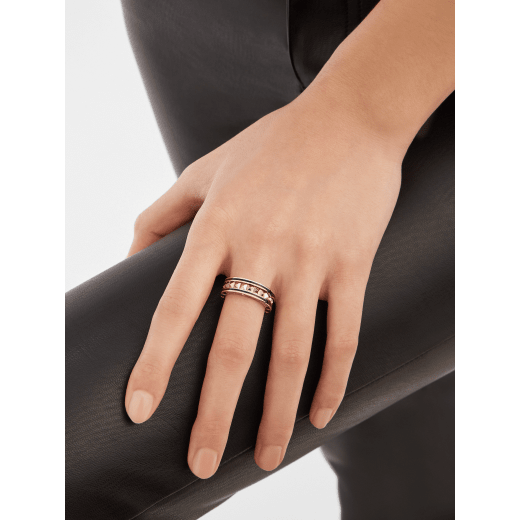 Bzero1 Ring und B.zero1 Rock Ring mit Nieten und schwarzen Keramik-Intarsien aus 18 Karat Roségold für Paare. Ein zeitloses Ring-Set, das visionäres Design mit kühnem Charisma verschmelzen lässt. BZERO1-COUPLES-RINGS-7 image 4