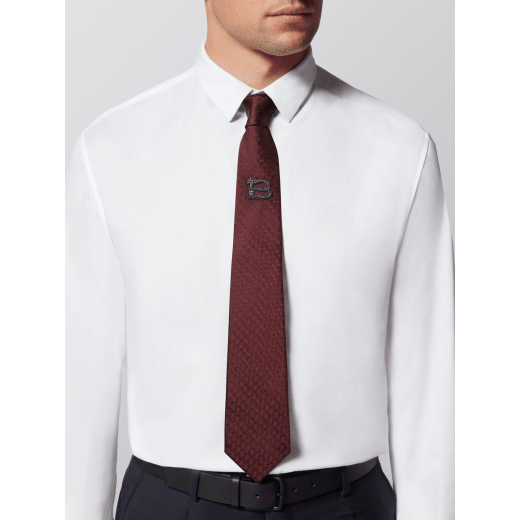 ربطة العنق B3D" المزينةباللون الكحلي من حرير الجاكار الفاخر. B3D image 1