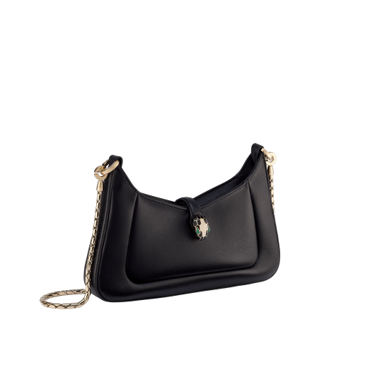 Petit sac porté épaule Serpenti Baia en cuir de veau Metropolitan couleur vert émeraude vif avec doublure en cuir nappa noir. Il est doté d’une captivante fermeture magnétique Serpenti en laiton doré rehaussé d’écailles en émail couleur vert forêt émeraude vif et laiton doré avec des yeux en onyx. Fermeture zippée supplémentaire sur le dessus. SEA-1274293589 image 2
