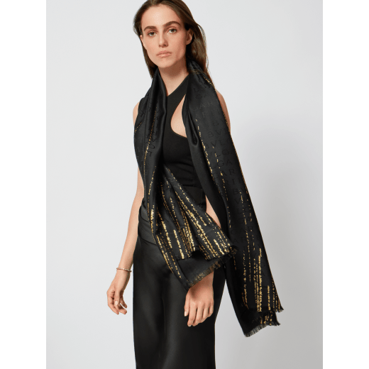 Lettere Maxi Glow stole in fine white agate silk wool. Made of 60% silk and 40% wool. LETTEREMXGLOW image 1