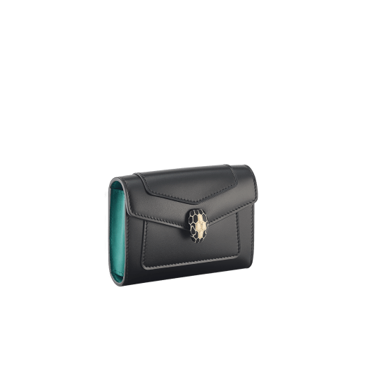 Porta biglietti da visita Serpenti Forever in vitello nero con interno in nappa verde smeraldo. Accattivante chiusura a pressione Serpenti in ottone placcato oro chiaro con squame in smalto nero e occhi in smalto nero. 295327 image 1