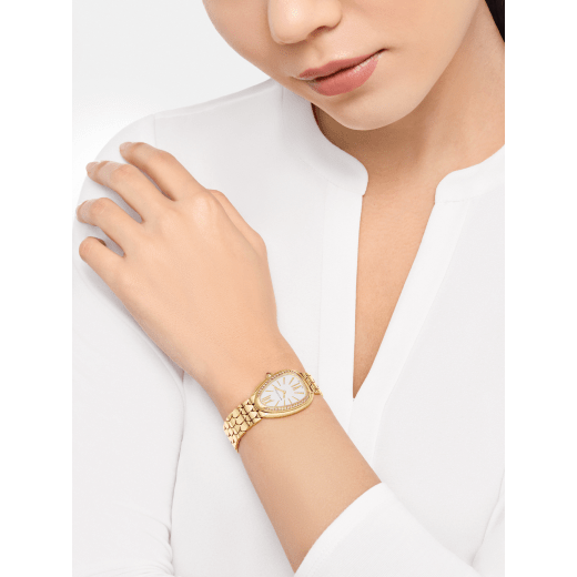 Serpenti Seduttori 腕錶，18K 黃金錶殼和錶帶，18K 黃金錶圈鑲飾鑽石，銀白色蛋白石錶盤。 103942 image 2