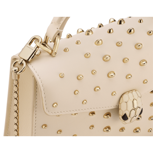 Mini borsa a mano Serpenti Forever in vitello Cabochon avorio opale con fodera in nappa beige opale chiaro. Accattivante chiusura magnetica Serpenti in ottone placcato oro chiaro con squame in smalto avorio opale e ottone placcato oro chiaro e occhi in onice nera. 293884 image 5