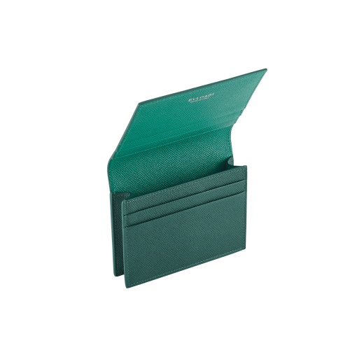 Gefaltetes Bvlgari Bvlgari Man Visitenkartenetui aus schwarzem genarbten Kalbsleder. Ikonischer Dekor aus palladiumbeschichtetem Messing und gefalteter Verschluss. BBM-BC-HOLD-SIMP-R image 2