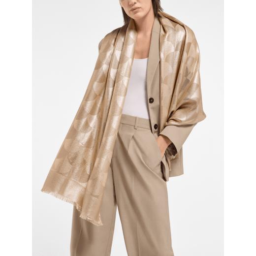 Foulard Maxi Calla Metal en laine et soie fine couleur crème et or. Modèle confectionné à 60&nbsp;% de soie et 40&nbsp;% de laine. MAXICALLAMETALST image 1