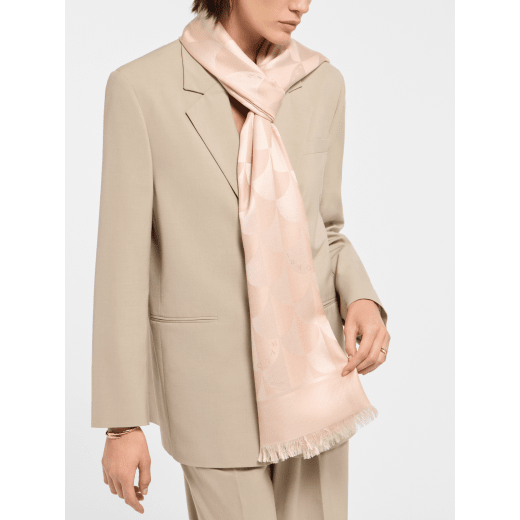 Maxi Calla stole in fine white silk wool. Made of 60% silk and 40% wool. MAXICALLA-ST image 1