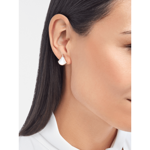 Divas' Dream earrings in 18 kt rose gold, set with mother-of-pearl and pavé diamonds. 352600 image 1