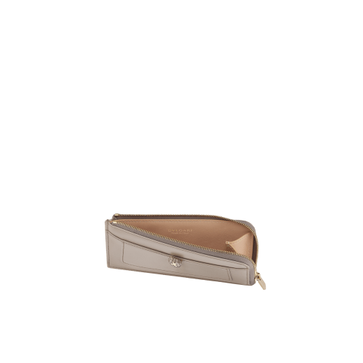 Serpenti Forever folded card holder in light gold Striated calf leather with linen agate nappa leather interior. Captivating snakehead décor in light gold-plated brass embellished with champagne enamel and light gold-plated brass scales, and black enamel eyes. SEA-CC-HOLD-ZIP-R image 2