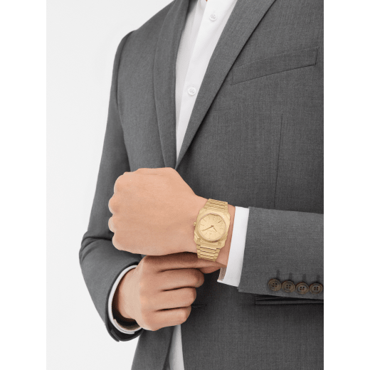 Octo Finissimo Automatic watch in satin-polished 18 kt yellow gold case and bracelet with extra thin mechanical manufacture movement, automatic winding, small seconds and 18 kt yellow gold dial. Water-resistant up to 30 metres. 104120 image 4