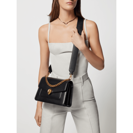 Borsa a tracolla media Serpenti Forever Maxi Chain in vitello Metropolitan grigio nuvola opale con fodera in nappa beige lino agata. Accattivante chiusura magnetica Serpenti in ottone placcato oro con squame in agata grigia e occhi in smalto rosso. 1138-MCNc image 4